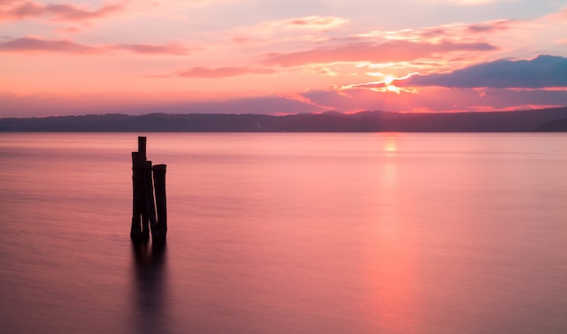 Tramonto sul lago di Bracciano in Italia