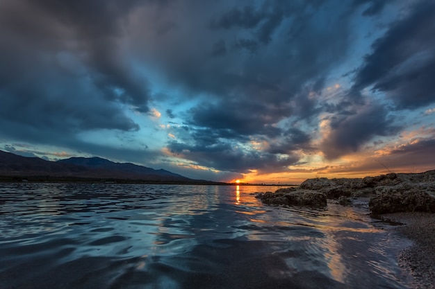 Tramonto sul lago di montagna Issyk-Kul, Kirghizistan