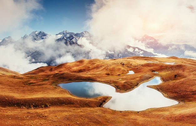 Tramonto sul lago di montagna Koruldi. Svaneti superiore, Georgia, Europa