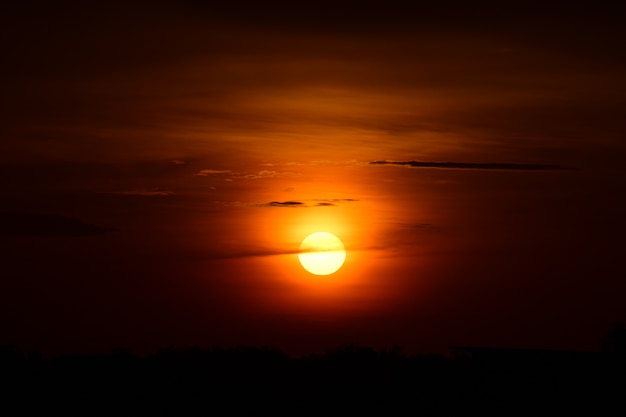 Tramonto sul lago e il cielo con nuvole dorate