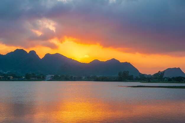 Tramonto sul lago e sulle montagne