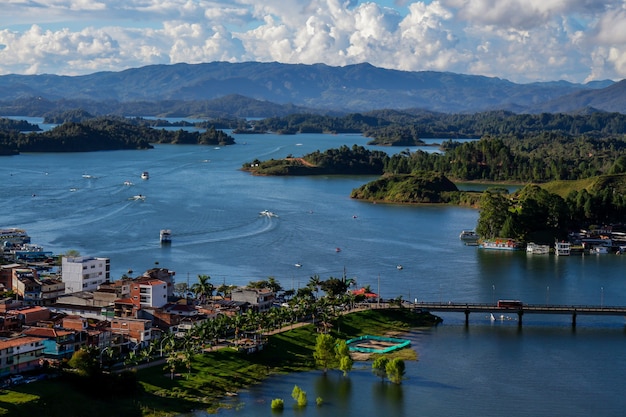 tramonto sul lago in guatape colombia