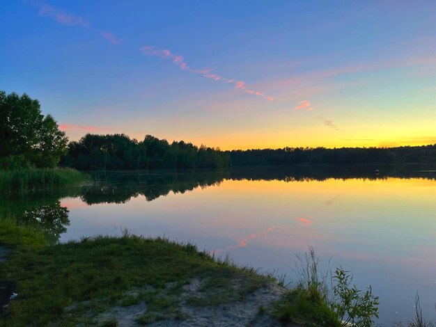 Tramonto sul lago in una limpida giornata estiva