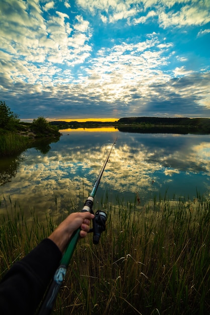 Tramonto sul lago per svaghi e pesca