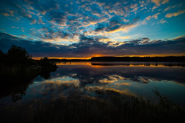 Tramonto sul lago per svaghi e pesca