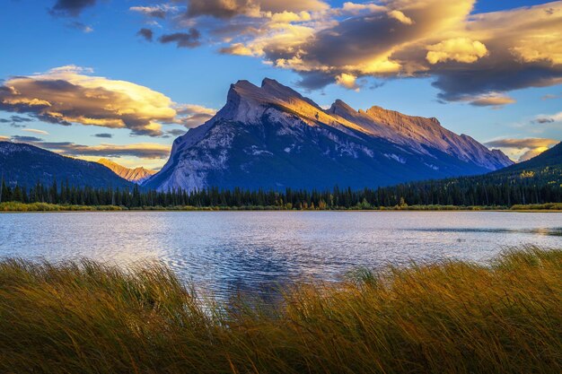 Tramonto sul lago vermiglio nel parco nazionale di banff, alberta, canada