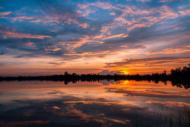 tramonto sul lago