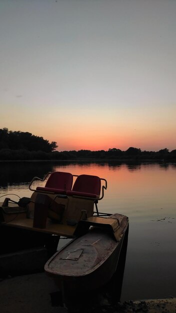 tramonto sul lago