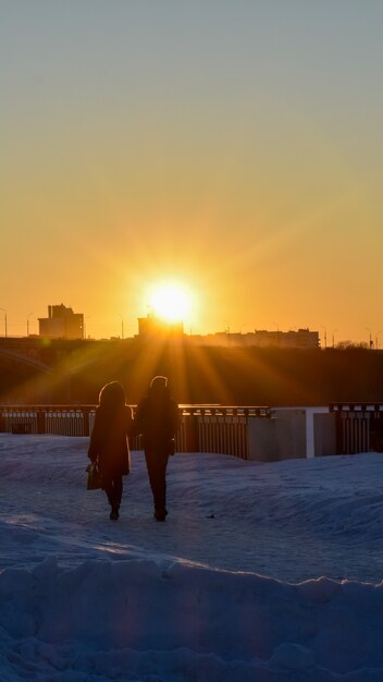 Tramonto sul lungomare in inverno. Nizhny Novgorod