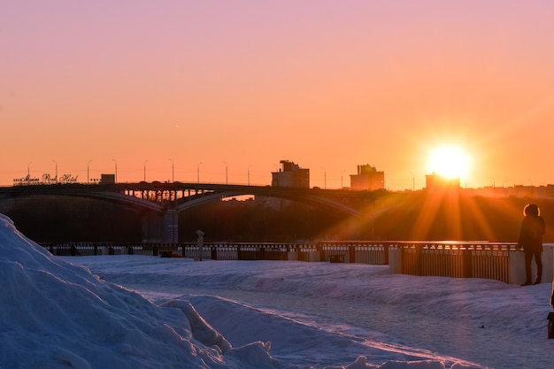 Tramonto sul lungomare in inverno. Nizhny Novgorod