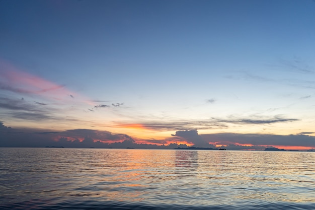 Tramonto sul mare a koh samui belle nuvole al tramonto