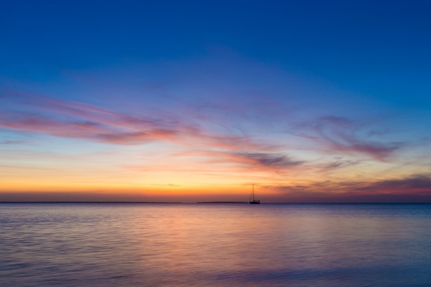 Tramonto sul mare a Zanzibar