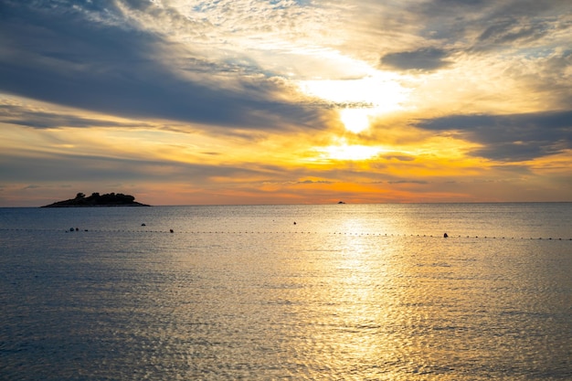 Tramonto sul mare Adriatico in montenegro ultimi minuti di tramonto