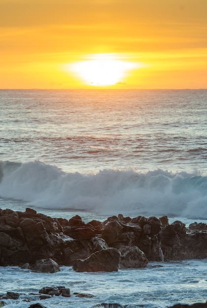 Tramonto sul mare all'isola di pasqua, Rapa Nui.