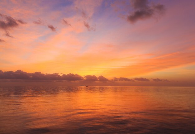 Tramonto sul mare alle Maldive