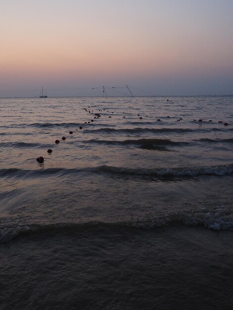 Tramonto sul mare Belle onde al tramonto Località turistica della mecca Cielo serale I raggi si riflettono dall'acqua