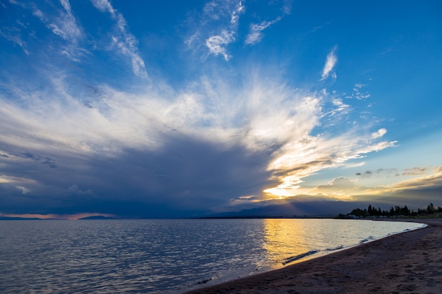 Tramonto sul mare, bellissime montagne e nuvole