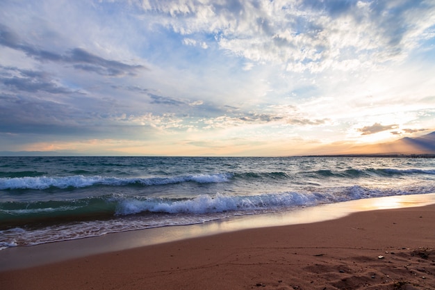 Tramonto sul mare, bellissime montagne e nuvole