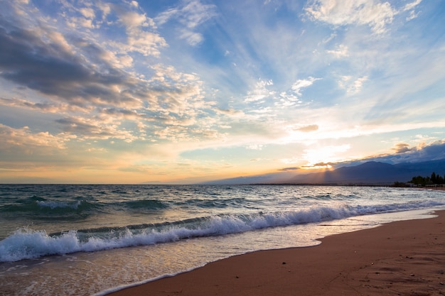 Tramonto sul mare, bellissime montagne e nuvole