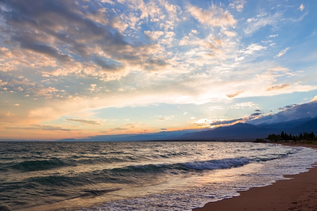 Tramonto sul mare, bellissime montagne e nuvole