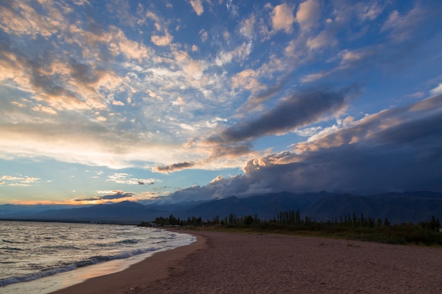 Tramonto sul mare, bellissime montagne e nuvole