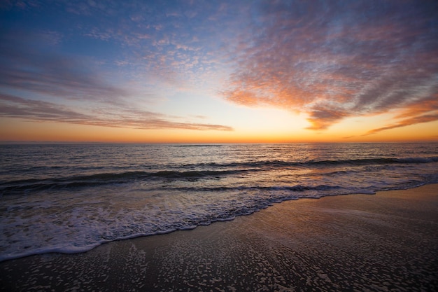 Tramonto sul mare bellissime onde