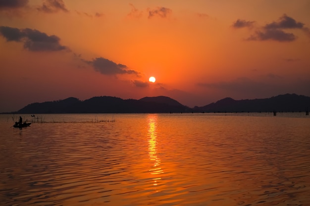 tramonto sul mare con la montagna