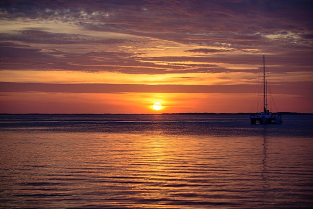 Tramonto sul mare con un drammatico panorama del cielo dorato Mare calmo con cielo al tramonto Sfondo dell'oceano e del cielo