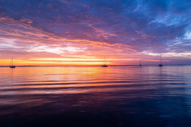 Tramonto sul mare con un drammatico panorama del cielo dorato Mare calmo con cielo al tramonto Sfondo dell'oceano e del cielo