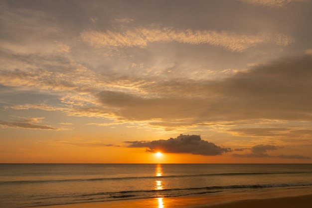 Tramonto sul mare della spiaggia Phuket Thailandia