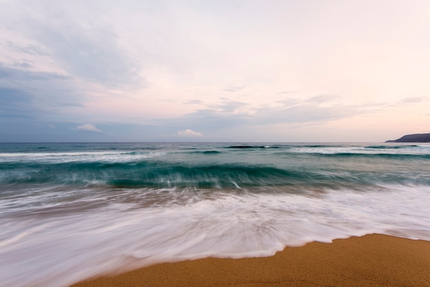 Tramonto sul mare, drammatico tramonto sulla spiaggia, natura nel periodo crepuscolare