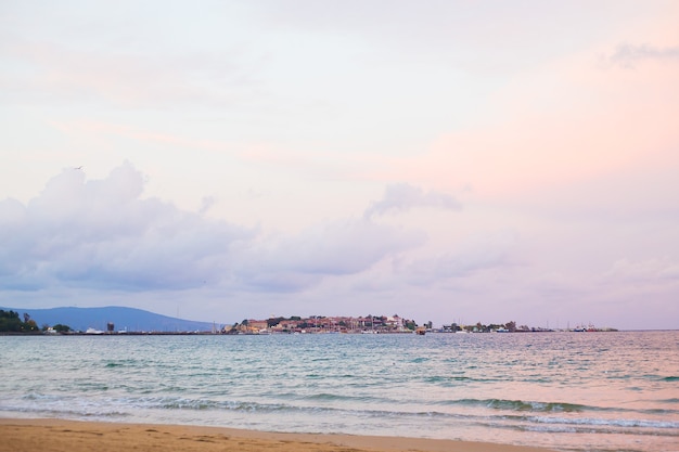 tramonto sul mare e cielo nuvoloso