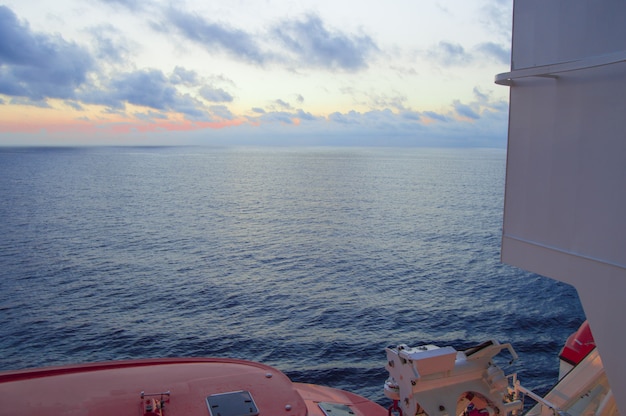 Tramonto sul mare Mediterraneo, una splendida vista dalla nave da crociera, scialuppe di salvataggio visibili