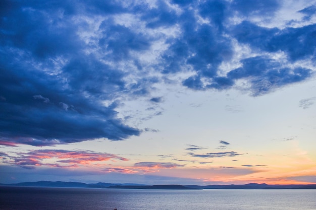 Tramonto sul mare. Ora blu