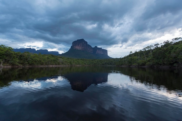 Tramonto sul monte Auyantepui nel Parco Nazionale di Canaima