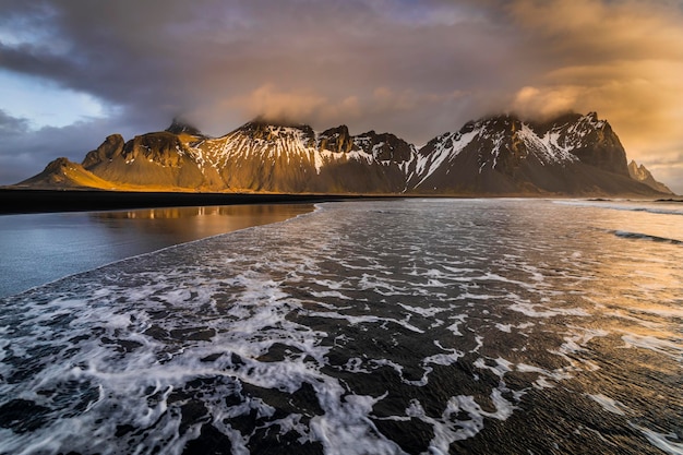 Tramonto sul monte Vestrahorn e sulla spiaggia di Stokksnes Vestrahorn è una popolare attrazione turistica lungo la circonvallazione nell'Islanda orientale