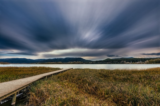 Tramonto sul passaggio pedonale in legno