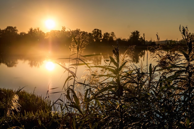 Tramonto sul riflesso del lago