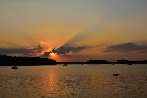Tramonto sul serbatoio, tramonto sul lago, sagoma del pescatore sullo sfondo del tramonto sunset