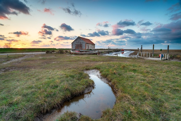 Tramonto sul vecchio granaio di carbone a Thornham