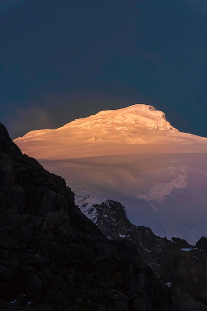 Tramonto sul vulcano Cayambe in Ecuador