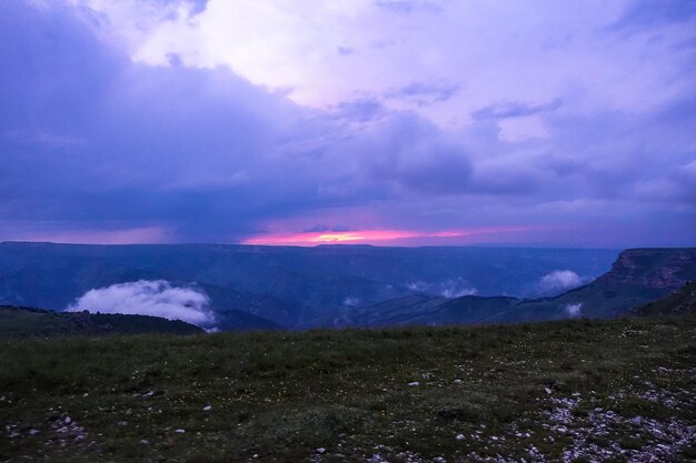 Tramonto sull'altopiano di Bermamyt nella Repubblica di KarachayCherkess Russia Elbrus