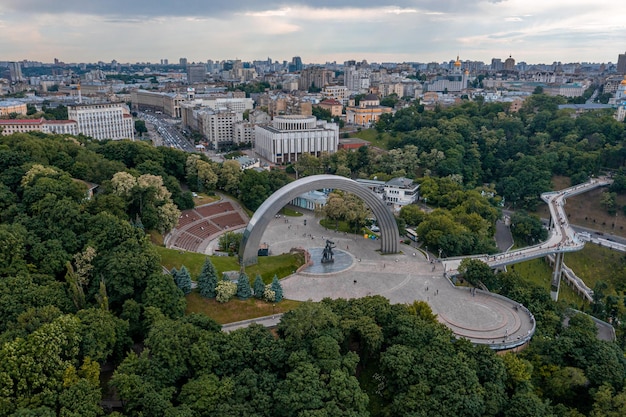 Tramonto sull'estate kiev con l'arco dell'amicizia dei popoli