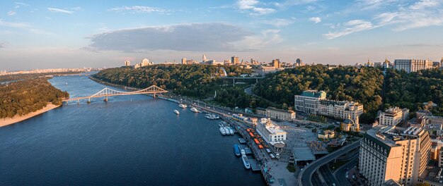 Tramonto sull'estate kiev con l'arco dell'amicizia dei popoli