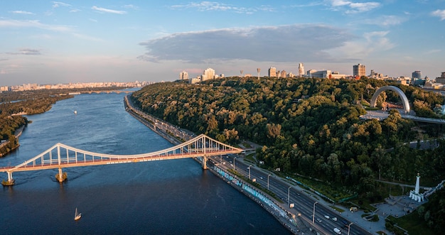 Tramonto sull'estate kiev con l'arco dell'amicizia dei popoli