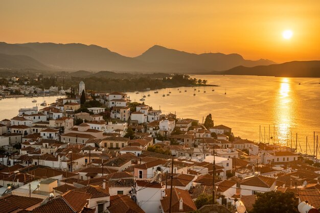 Tramonto sull'isola di Poros nel Mar Egeo in Grecia