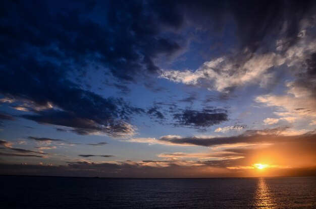 Tramonto sull'Oceano Atlantico a Tenerife Canarie Spagna