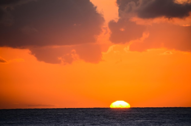 Tramonto sull'Oceano Atlantico a Tenerife Canarie Spagna