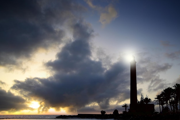 Tramonto sull'Oceano Atlantico e silhouette del faro