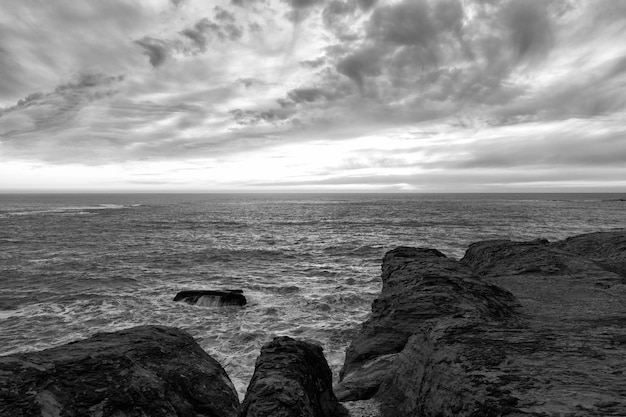 Tramonto sull'oceano sull'acqua di mare con il concetto di natura del tramonto di vista sul mare del cielo di tramonto